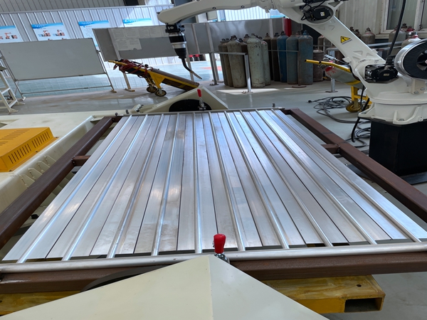 工業(yè)機(jī)器人焊接生產(chǎn)線的組成部分是什么 焊接生產(chǎn)線