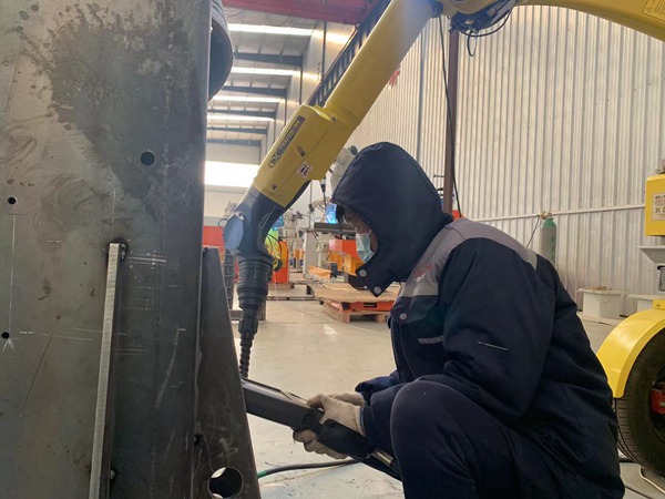 如何選擇焊接機(jī)器人廠家？