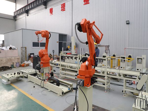 沖壓上下料機器人圖片 沖壓上下料機器人的優(yōu)勢