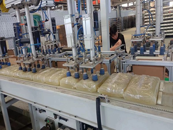 沖壓上下料機器人工作展示 沖壓上下料機器人的應用