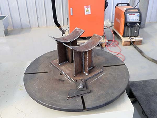 工業(yè)焊接機器人常見的輔助設(shè)備及作用 工裝夾具對工業(yè)焊接機器人的作用