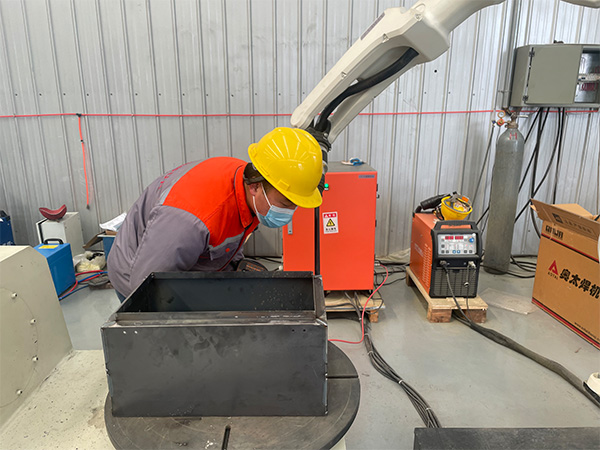 全自動(dòng)點(diǎn)焊機(jī)器人工作崗位