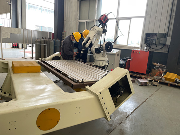 焊接機(jī)器人的操作工人工資高嗎？