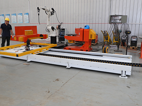 全自動焊接機器人常見的輔助設(shè)備有機器人地軌 全自動焊接機器人常見的輔助設(shè)備有機器人地軌