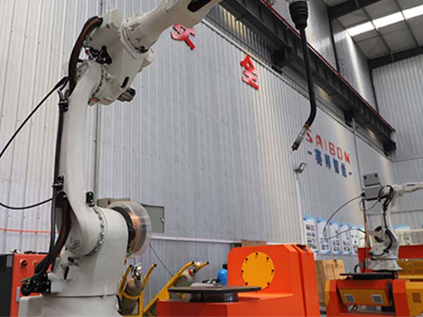 小型焊接機(jī)器人和傳統(tǒng)焊接相比哪個(gè)好？